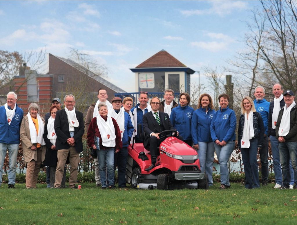 VVD schenkt nieuwe zitmaaier aan de Fuut