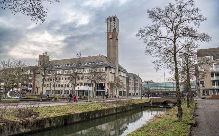 Op deze foto is het gemeentehuis zichtbaar