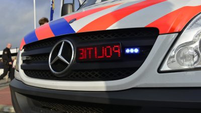 Deze foto laat de neus van een politie auto zien