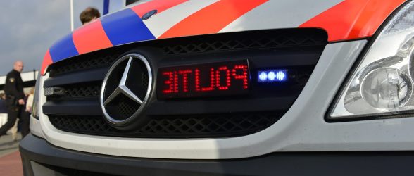 Deze foto laat de neus van een politie auto zien