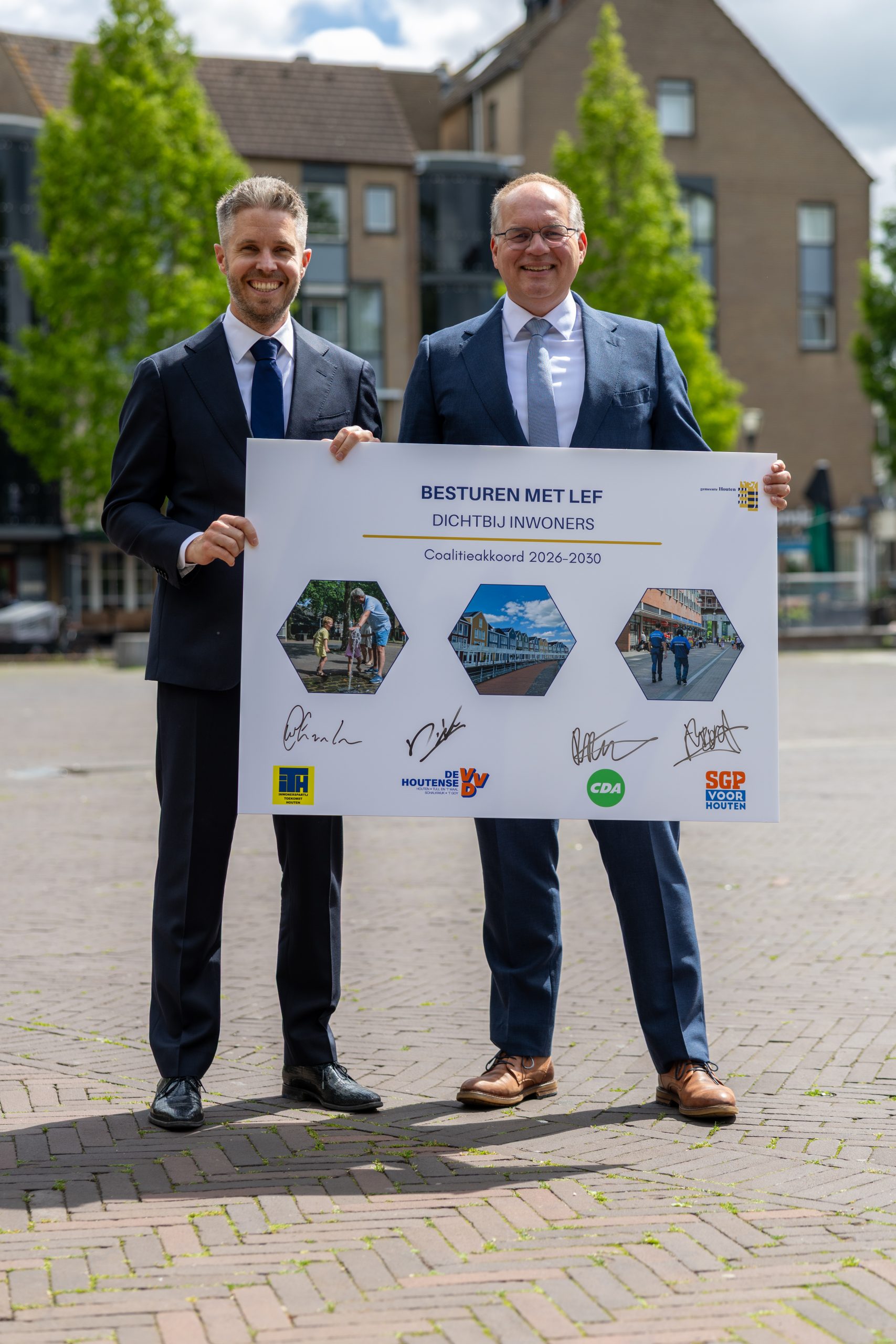 Luc en Daan samen met getekende akkoord