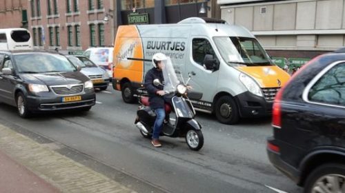 Snorfietsen naar de rijbaan levensgevaarlijk