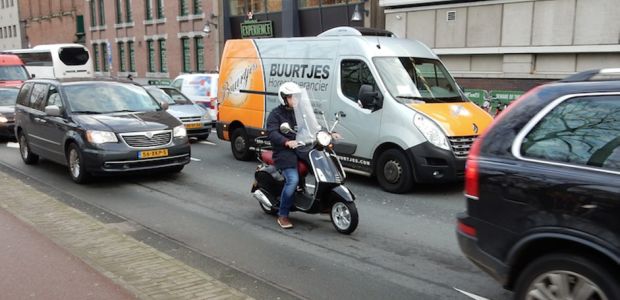Snorfietsen naar de rijbaan levensgevaarlijk