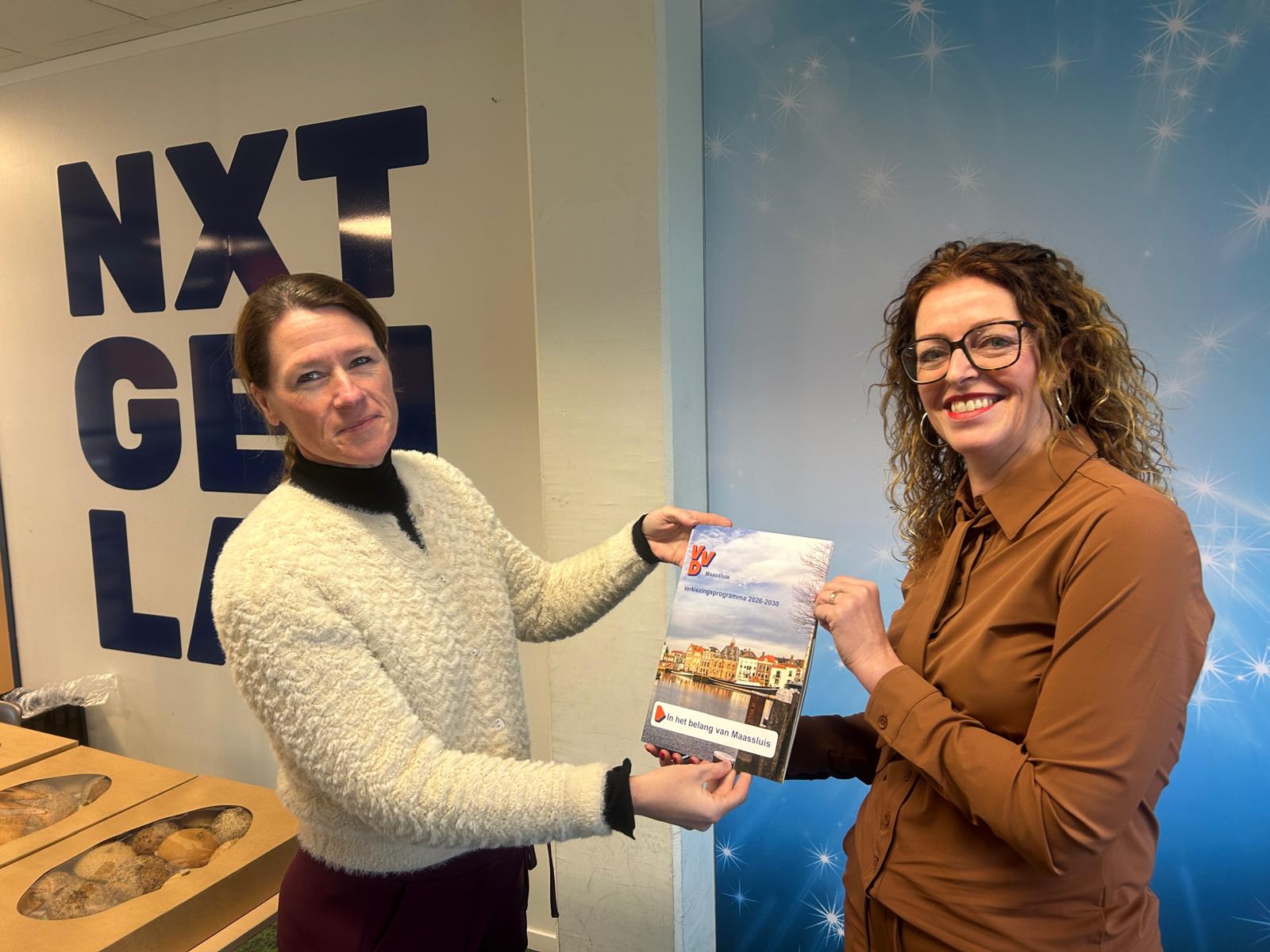 Verkiezingsprogramma overhandigd aan betrokken Maassluizers!