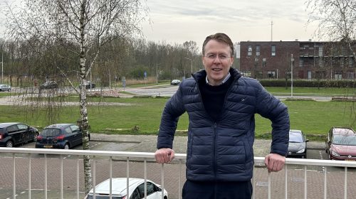 VVD Menno van Leeuwen bij parkeerplaats