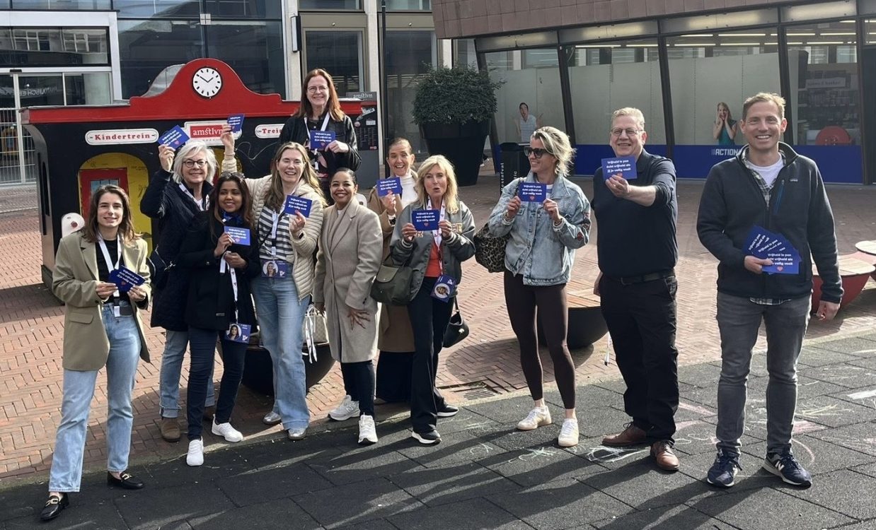 VVD 6 groepsfoto bij flyeractie