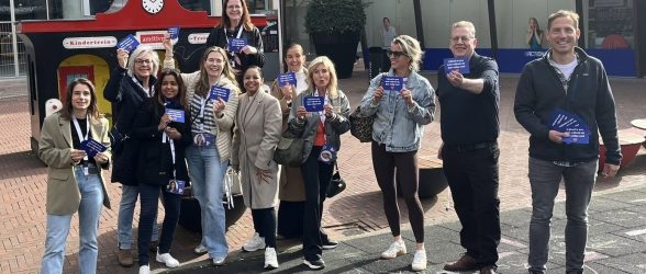 VVD 6 groepsfoto bij flyeractie