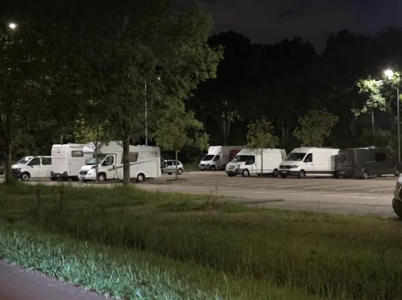 Overnachtende kampeerders op parkeerplaats Amstelbad/SVO