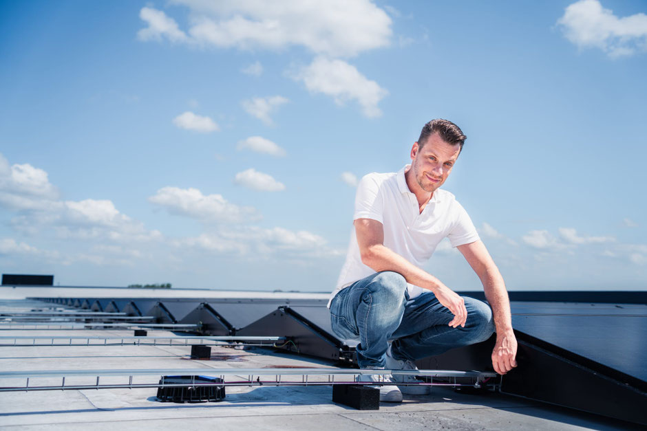 Jan de Wilde hurkt voor zonnepanelen