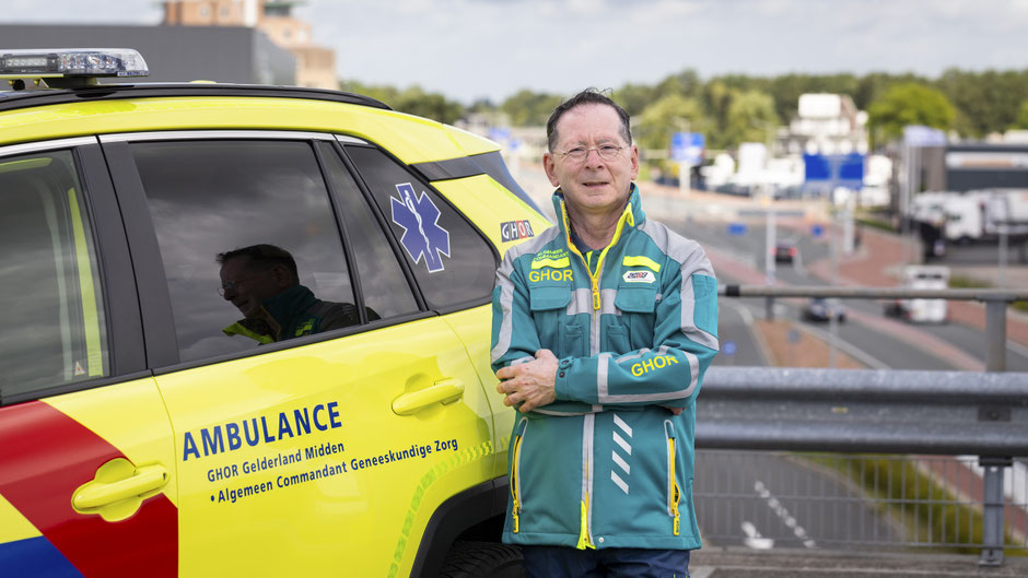 Reginald Diets voor een ambulance van GHOR Gelderland Midden