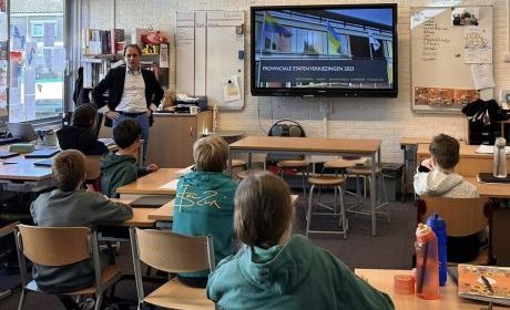 Kinderen uit groep 8 mogen nog niet stemmen. Betekent dat zij niet geïnteresseerd zijn in politiek? Geenszins. Ik gaf les op de dag van de verkiezingen en merkte een grote interesse bij kinderen rond de 12 jaar.