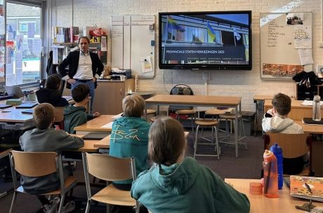 Kinderen uit groep 8 mogen nog niet stemmen. Betekent dat zij niet geïnteresseerd zijn in politiek? Geenszins. Ik gaf les op de dag van de verkiezingen en merkte een grote interesse bij kinderen rond de 12 jaar.