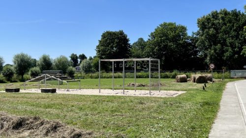 Beoogde locatie voor flexwoningen Molenpad in Zoeterwoude naast de manege