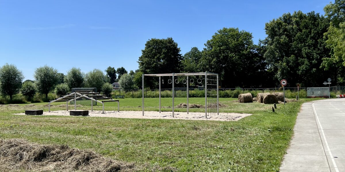 Beoogde locatie voor flexwoningen Molenpad in Zoeterwoude naast de manege