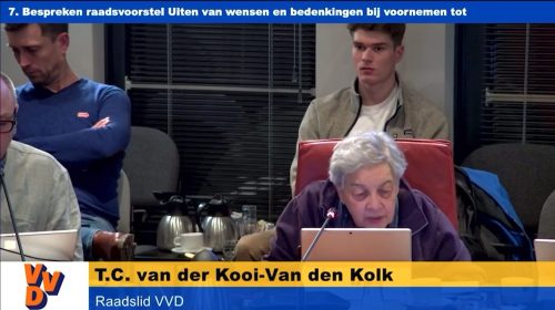 Thea van der Kooi (VVD Zoeterwoude) spreekt over het nieuwe Gezondheidscentrum Zoeterwoude aan het Suetanpad