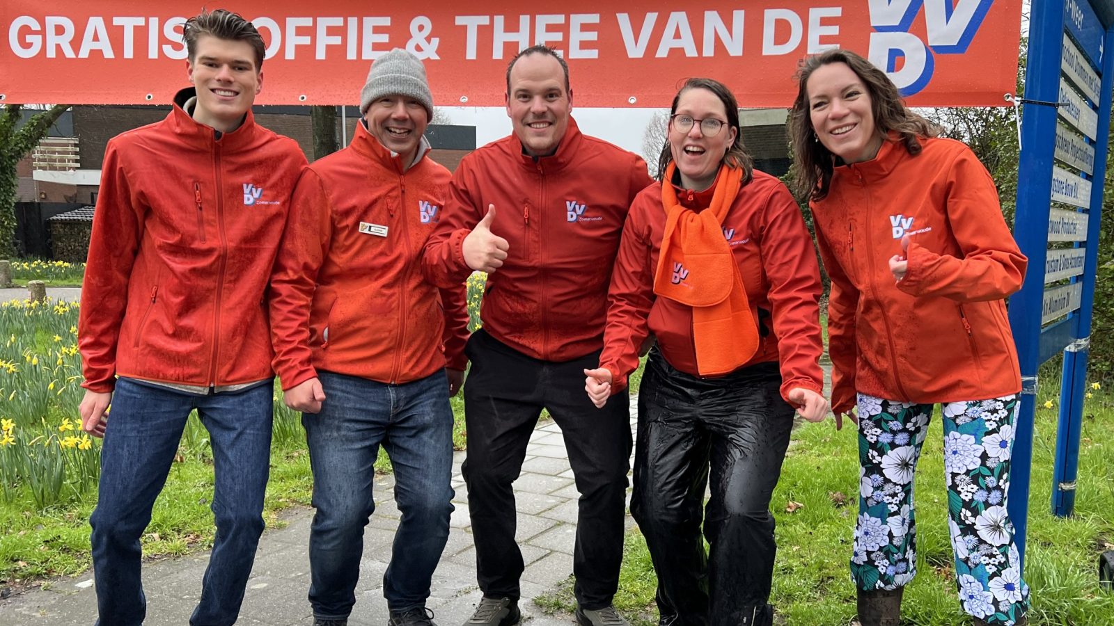 VVD Zoeterwoude tijdens koffieactie Zoeterwoude aan de Dirk van Santhorstweg