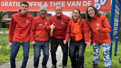 VVD Zoeterwoude tijdens koffieactie Zoeterwoude aan de Dirk van Santhorstweg