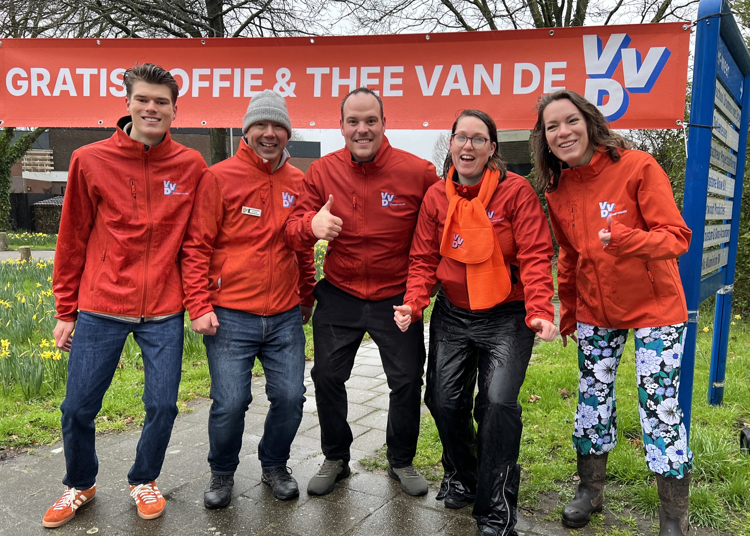 VVD Zoeterwoude tijdens koffieactie Zoeterwoude aan de Dirk van Santhorstweg
