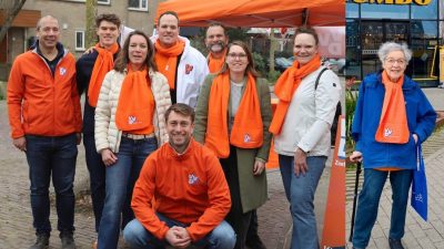 VVD Zoeterwoude fractie bij kraampje tijdens verkiezingsmarkt Zoeterwoude op de Rijndijk