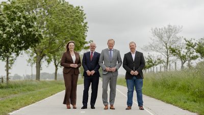 Het nieuwe college van Zoeterwoude met Angelique Beekhuizen, Arjan Agema, burgemeester Fred van Trigt en Edwin Veldhuijzen