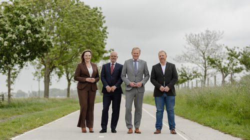 Het nieuwe college van Zoeterwoude met Angelique Beekhuizen, Arjan Agema, burgemeester Fred van Trigt en Edwin Veldhuijzen