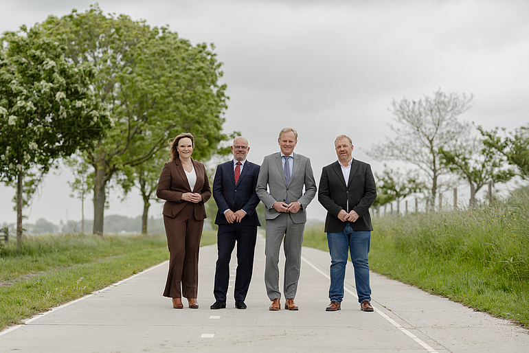 Het nieuwe college van Zoeterwoude met Angelique Beekhuizen, Arjan Agema, burgemeester Fred van Trigt en Edwin Veldhuijzen
