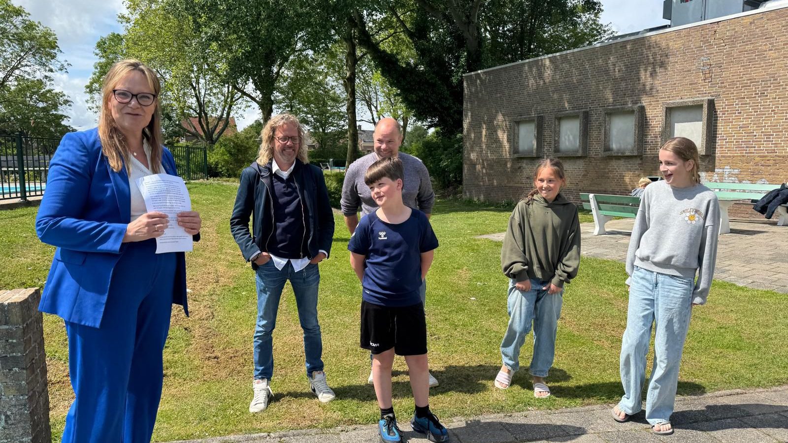 Wethouder Angelique Beekhuizen opent Zwembad Haasbroek in Zoeterwoude voor het nieuwe zwemseizoen