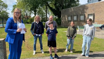 Wethouder Angelique Beekhuizen opent Zwembad Haasbroek in Zoeterwoude voor het nieuwe zwemseizoen