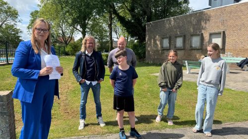 Wethouder Angelique Beekhuizen opent Zwembad Haasbroek in Zoeterwoude voor het nieuwe zwemseizoen