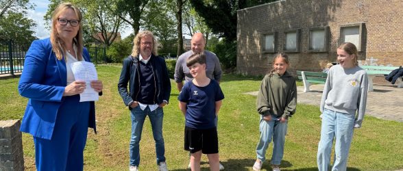 Wethouder Angelique Beekhuizen opent Zwembad Haasbroek in Zoeterwoude voor het nieuwe zwemseizoen