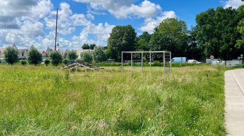 Beoogde locatie voor flexwoningen aan het Molenpad in Zoeterwoude