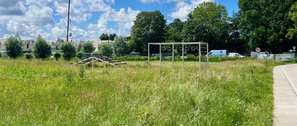 Beoogde locatie voor flexwoningen aan het Molenpad in Zoeterwoude
