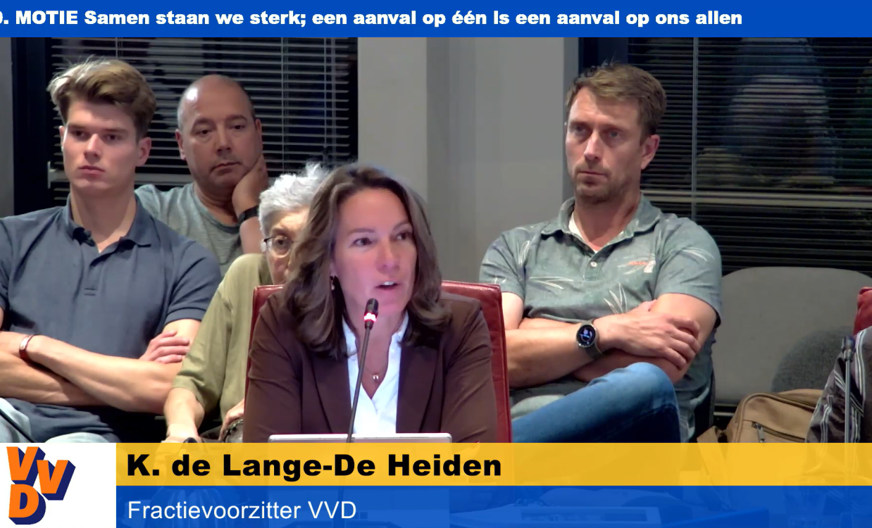 Fractievoorzitter Kitty de Lange-de Heiden (VVD) licht in de raadsvergadering van Zoeterwoude de motie Samen staan we sterk toe.