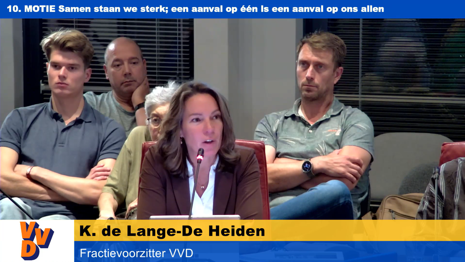 Fractievoorzitter Kitty de Lange-de Heiden (VVD) licht in de raadsvergadering van Zoeterwoude de motie Samen staan we sterk toe.