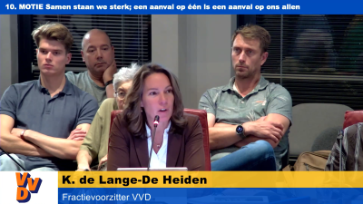 Fractievoorzitter Kitty de Lange-de Heiden (VVD) licht in de raadsvergadering van Zoeterwoude de motie Samen staan we sterk toe.