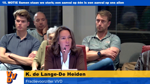 Fractievoorzitter Kitty de Lange-de Heiden (VVD) licht in de raadsvergadering van Zoeterwoude de motie Samen staan we sterk toe.