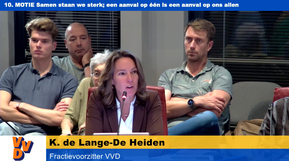 Fractievoorzitter Kitty de Lange-de Heiden (VVD) licht in de raadsvergadering van Zoeterwoude de motie Samen staan we sterk toe.