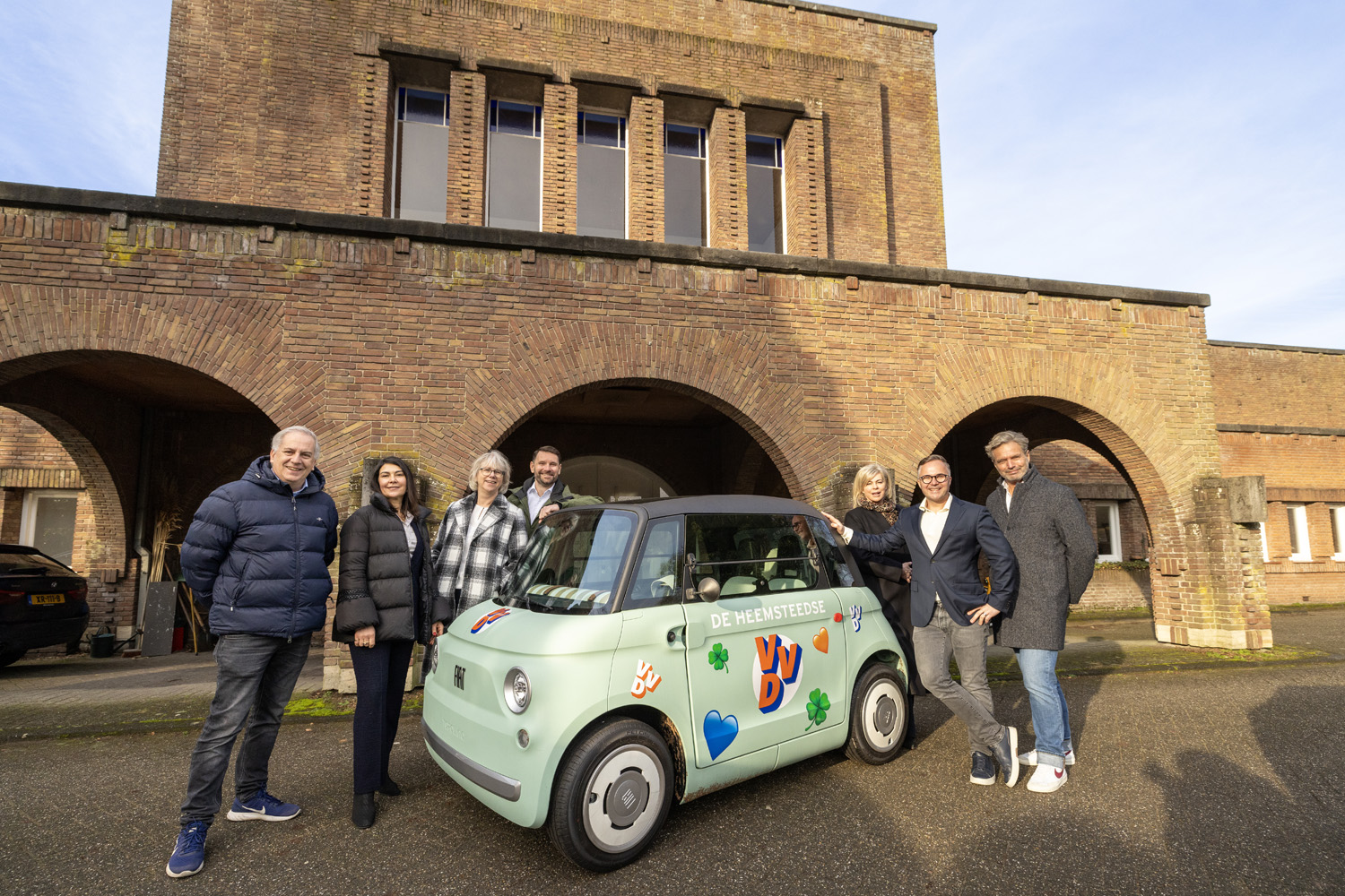 Kandidaten Heemsteedse VVD met campagne auto voor Bulb Spaces in Heemstede