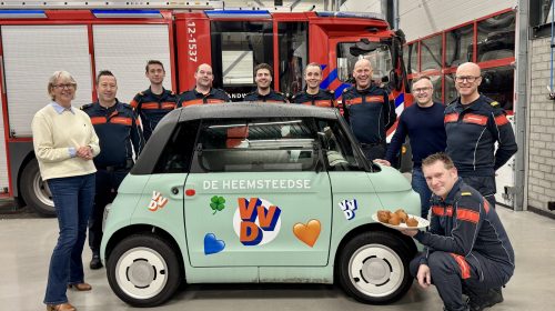 VVD bedankt brandweer met oliebollen