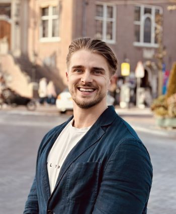 Foto Sven voor het raadhuis