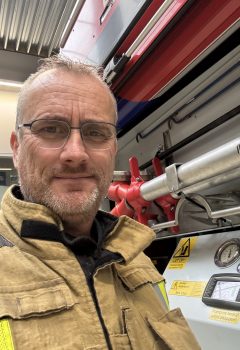 Foto van Hans Willems in Brandweeroveral