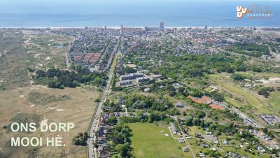 Luchtfoto gemeente Zandvoort. Oogpunt is van de Zandvoortselaan naar de kust