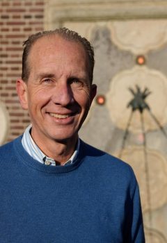 Foto van Roeland van Casper voor de fontein van het raadshuis. Roeland is kandidaat voor de Zandvoortse VVD voor de gemeenteraadsverkiezingen van 2026.