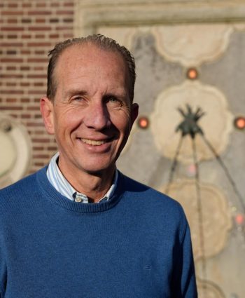 Foto van Roeland van Casper voor de fontein van het raadshuis. Roeland is kandidaat voor de Zandvoortse VVD voor de gemeenteraadsverkiezingen van 2026.