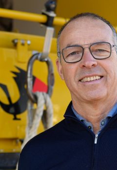 Foto van Jim Keur. Op de achtergrond in een voertuig van de KNRM te zien.