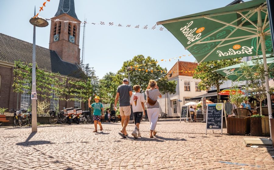 Zonnig kerkplein in het centrum van Zandvoort