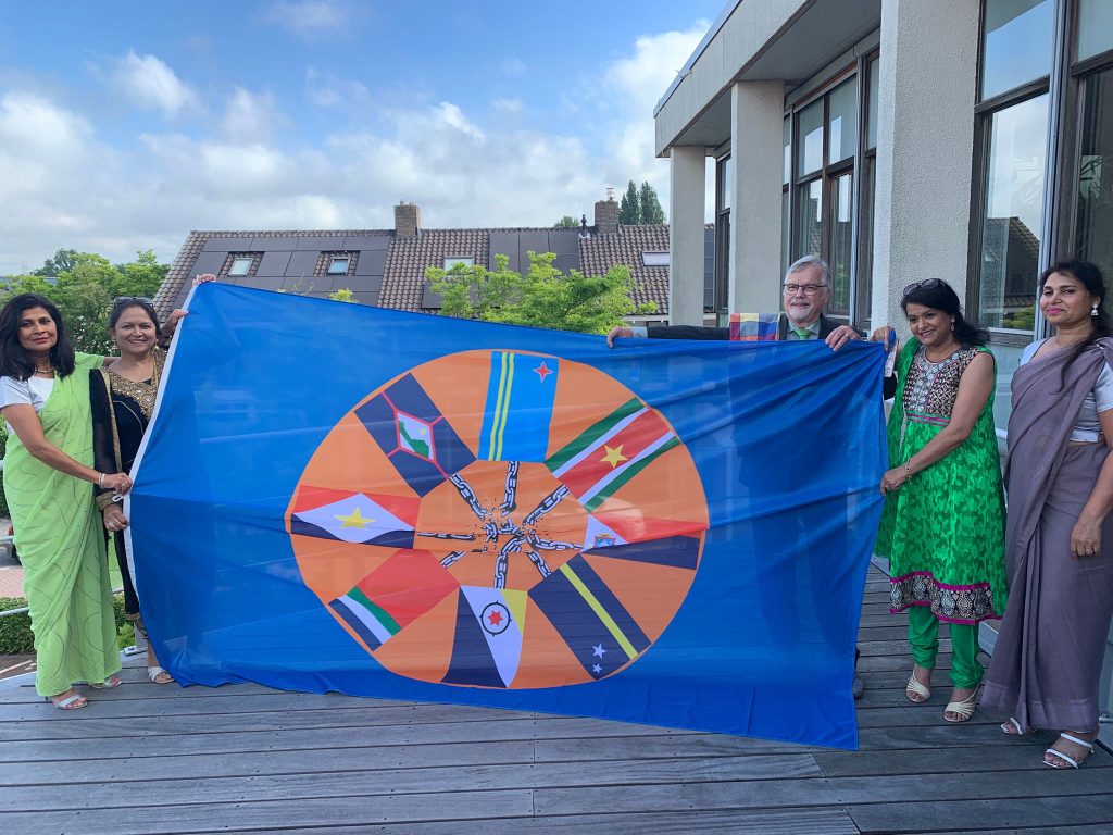 Keti Koti-herdenking en vlag gehesen bij gemeentehuis Barendrecht