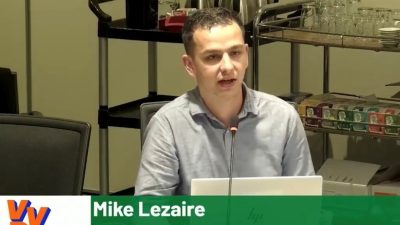 Mike Lezaire geeft een pitch over het coalitieakkoord 2026-2030