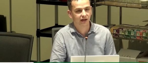Mike Lezaire geeft een pitch over het coalitieakkoord 2026-2030