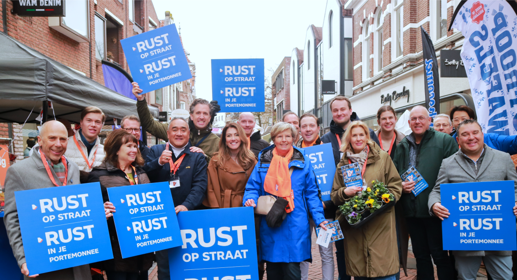 Bloemetjes, selfies en gesprekken in de Hoofdstraat